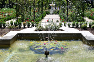 A fountain is in La Rosaleda