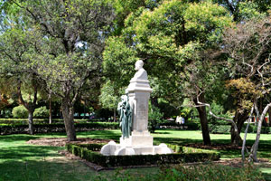 The “Doctor Manuel de Tolosa-Latour” monument is located near La Rosaleda garden