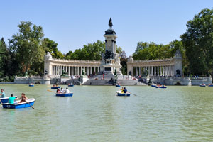 Monumento Alfonso XII is dominated over Estanque Grande del Retiro pond