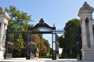 “Puerta España” gate is located on the west side of the park