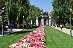 The Puerta de Alcalá monument as seen from Avenida de Méjico
