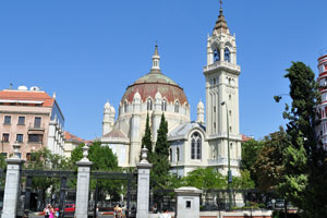 Parroquia de San Manuel y San Benito catholic church is located near the northern side of the park