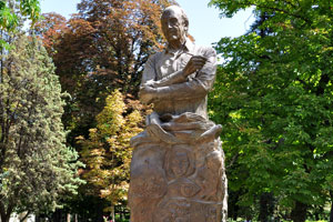 The Antonio Mingote “1919-2012” monument is located near the northern side of the park