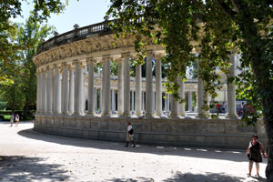 The monument of Alfonso XII is surrounded by the amazing colonnade