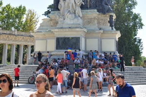 The Monument to King Alfonso XII is 30 meters high, 86 meters long, and 58 meters wide