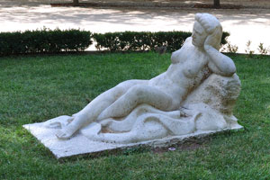 The statue of a nude woman is placed near Paseo de la Argentina
