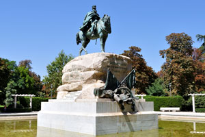 The equestrian monument to general Martínez Campos is located on Plaza de Guatemala