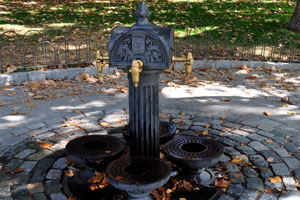 This public drinking water tap has the following geo coordinates: 40°25′00.0″N 3°40′48.0″W