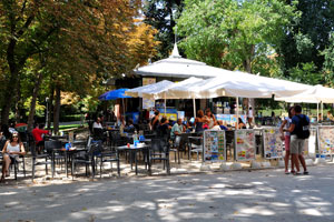 This cafe is located near the entrance to the Velázquez Palace