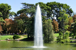 The fountain is installed in the pond of Cascada Parque El Retiro water park