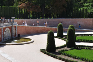 This fountain is located in Plaza Parterre square, behind the statue of Jacinto Benavente