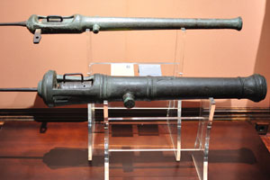 The light bronze cannon at the bottom of the photograph is a Portuguese version with 71 mm caliber