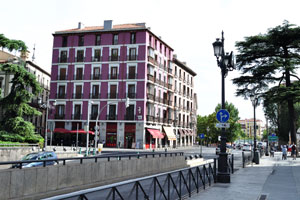 This building is located on Calle de la Almudena street #3