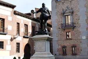 Statue of Don Álvaro de Bazán is located on Plaza de la Villa