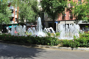 The fountain decorates the roundabout which connects Calle Argumosa and Calle del Doctor Fourquet streets