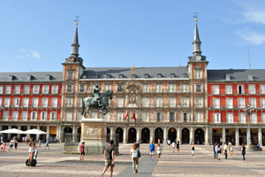 The equestrian Philip III statue which stands in the centre of Plaza Mayor depicts King Philip III of Spain triumphantly riding his stallion