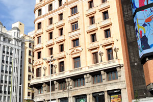 Tall buildings are situated around Plaza del Callao square