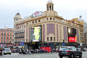 This is how Cines Callao movie theater looks in the evening