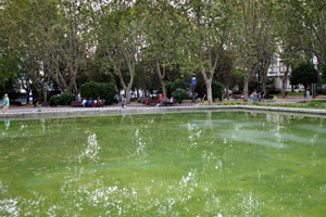This is the tiny shallow pond of Plaza de España
