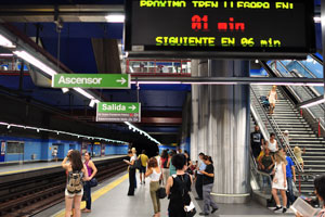 People are waiting for train at Colonia Jardín subway station
