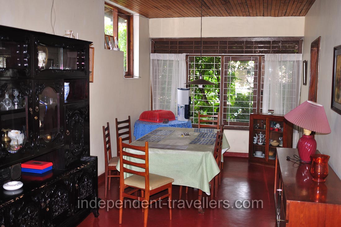There is the dining room in the house at 17/2 Greenlands Lane
