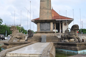 Lions are placed at the foot of the statue of D. S. Senanayake