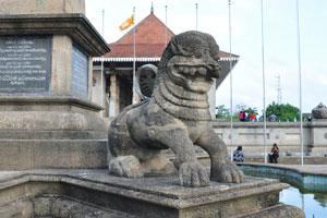 A stone lion is at the foot of the statue of D. S. Senanayake