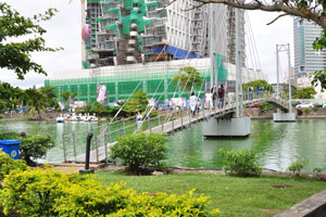 This pedestrian bridge connects the islet of Gangaramaya Park to the mainland