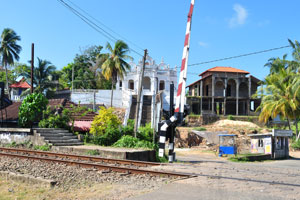 Kumarakanda Maha Viharaya Buddhist temple is located near a railway track