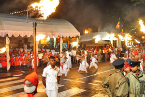 Coconut torches create a special historic ambiance