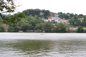 A hill is over the end of Kandy Lake