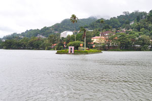 Kandy Lake is surrounded by minor mountains