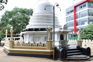 The Sri Sudharmarama Purana Viharaya buddhist temple is on Peradeniya road