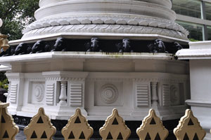 The dome of the Sri Sudharmarama Purana Viharaya buddhist temple is white and black