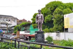 General Anuruddha Ratwatte statue