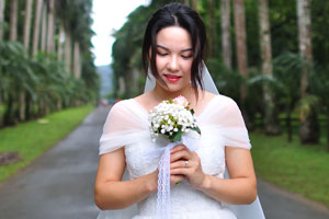 Chinese bride with flowers