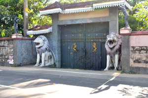 Two lion statues are located in Ahungalla