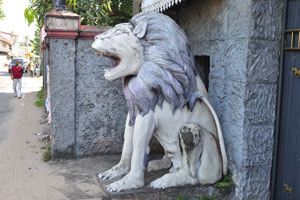 A marvellous lion statue is in Ahungalla