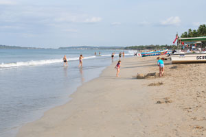 People are walking along Uppuveli beach