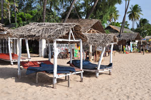 Complimentary wooden sun protection huts with thatched roof