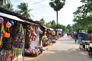 Central Nilaveli Beach street features souvenirs