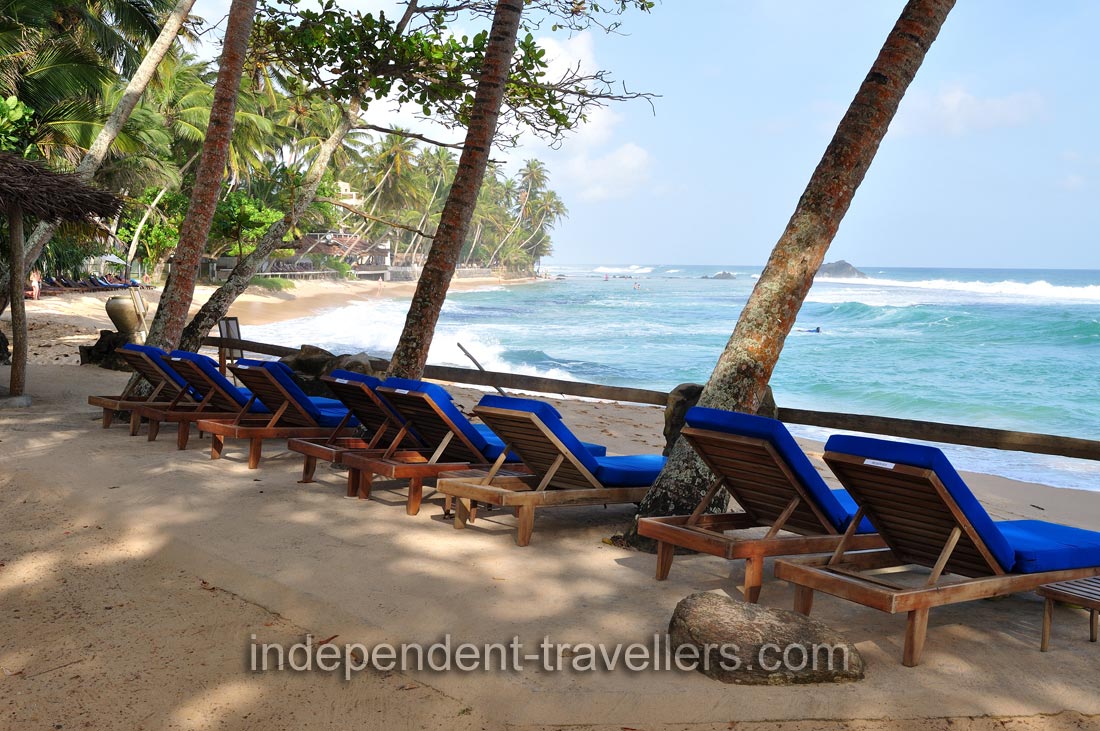 Sun lounges are located on the territory of Sri Gemunu Beach Resort