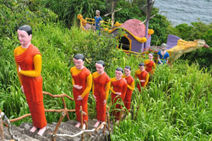 Samudragiri Viharaya fairytale statues