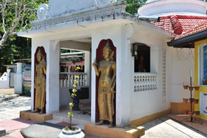 Golden statues of Gananandarama Purana Maha Viharaya buddhist temple