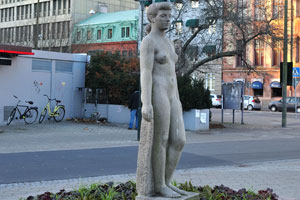 A sculpture of a nude woman is in Raoul Wallenbergs park