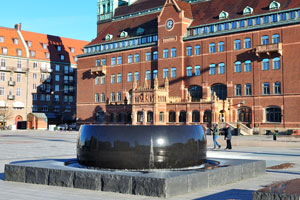 The sculpture of a giant ring is situated in front of Danske Bank at Neptunigatan street #1