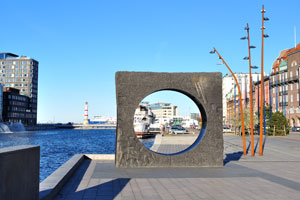 A sculpture of a square with a hole is situated at Suellshamnen harbor