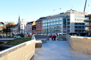 This newly constructed contemporary pedestrian bridge connects the Malmö Live skyscrapers to Norra Vallgatan street