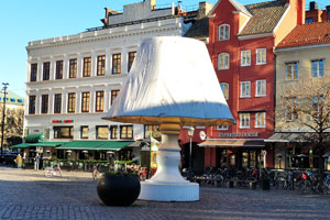 This giant lamp is situated on Lilla Torg square