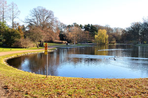 Big Pond (Swedish: Stora Dammen) is in Slottsparken park